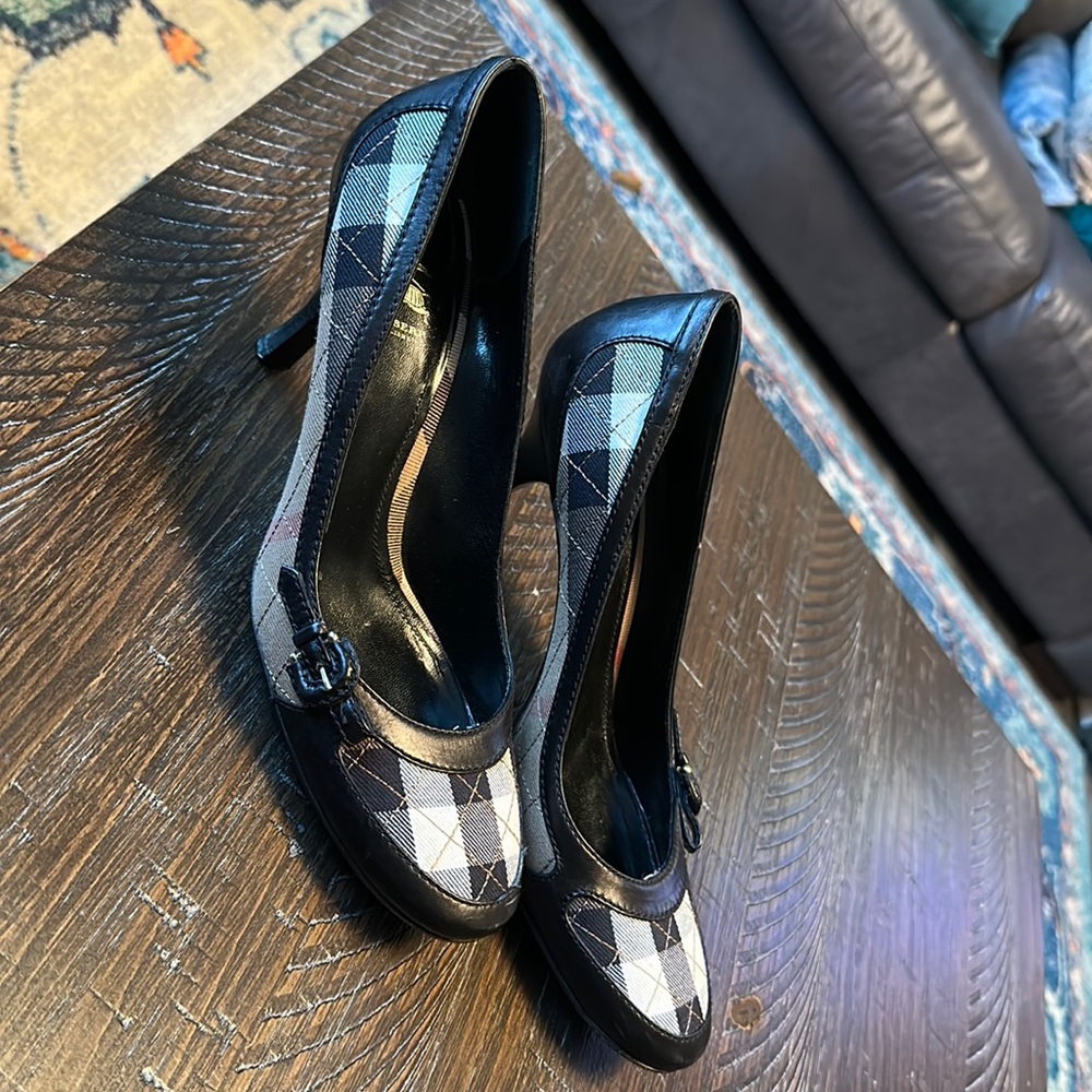 Burberry AUTHENTIC heals, gently used.